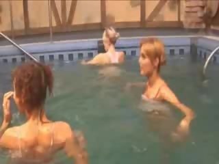 Attractive lezboes -ban a úszás medence