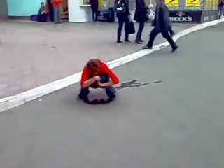 Alcoolisée russe jeune femelle pipi en des rues