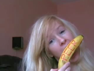 Blond amatér dildoing s banán