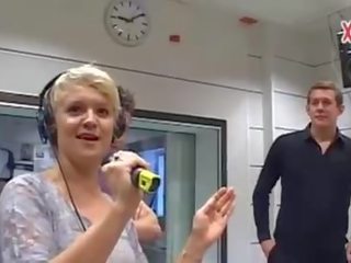 Облечена жена гол мъж гледане фалос трикове на radio видео