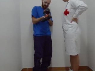 Pielęgniarka sprawka pierwszy aid na męskość