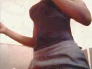Noire nana avec grand seins pièces sur webcam agrafe