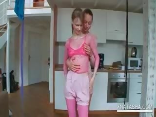 Lesbica porno bambola natasha timido ballo con suo eccellente gf